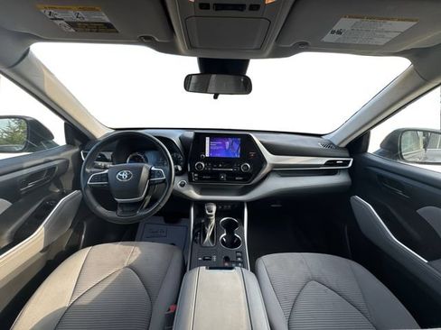 Used 2023 Toyota Highlander LE AWD/4WD image 13
