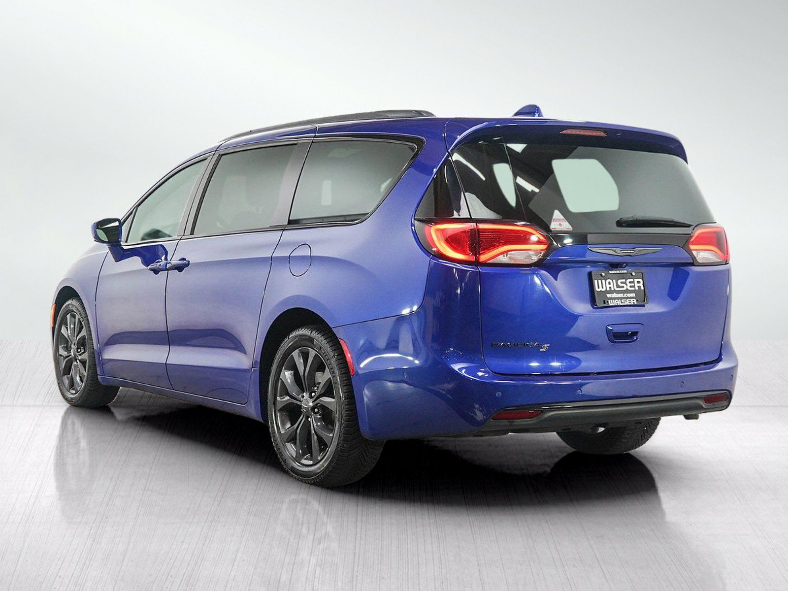 Used 2019 Chrysler Pacifica Touring-L Plus w/ Advanced Safetytec Group FWD image 3