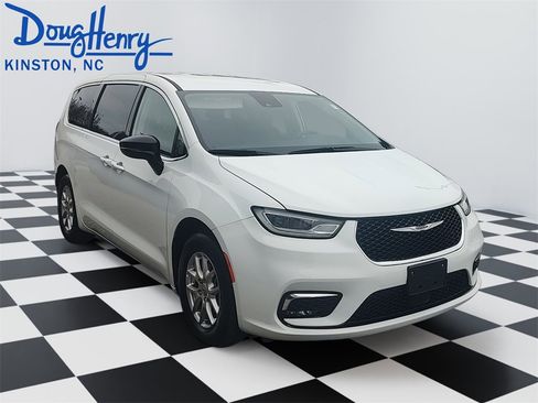 Used 2024 Chrysler Pacifica Touring-L image 7