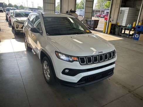 Used 2025 Jeep Compass Latitude AWD/4WD image 7