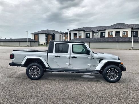 Used 2022 Jeep Gladiator Overland w/ Cold Weather Group AWD/4WD image 13