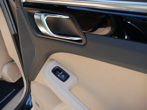 Certified 2023 Porsche Macan S AWD/4WD image 27