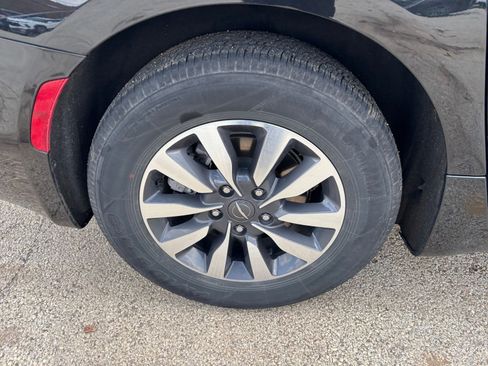 Used 2023 Chrysler Pacifica Touring-L FWD image 33