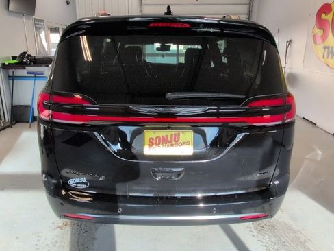 New 2026 Chrysler Pacifica Select image 4