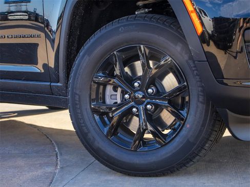 Used 2025 Jeep Grand Cherokee L Altitude image 3