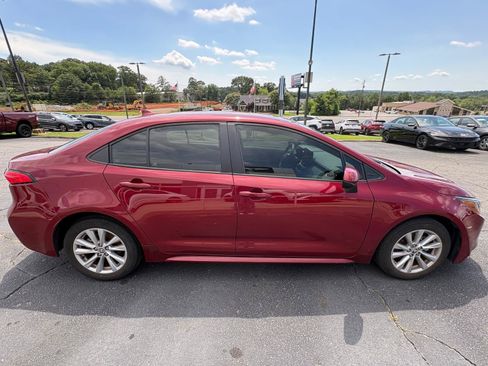 Used 2023 Toyota Corolla LE w/ LE Convenience Package FWD image 4