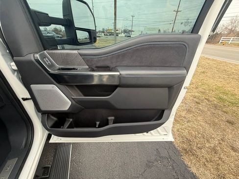 Used 2025 Ford F350 Platinum w/ FX4 Off-Road Package image 22