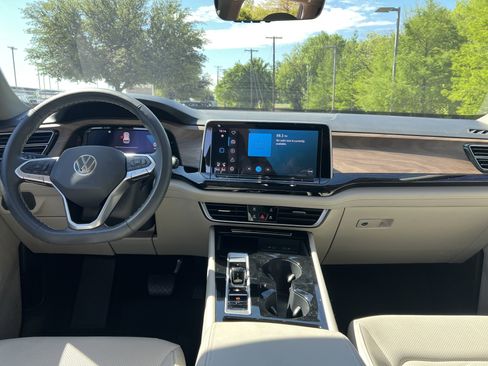 Used 2024 Volkswagen Atlas SE w/ Panoramic Sunroof Package image 27