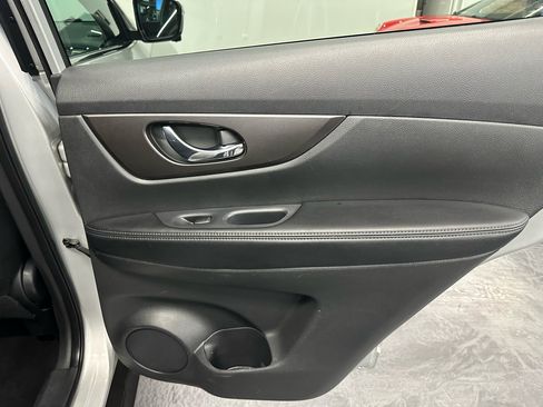 Used 2015 Nissan Rogue SV w/ SV Premium Package image 13