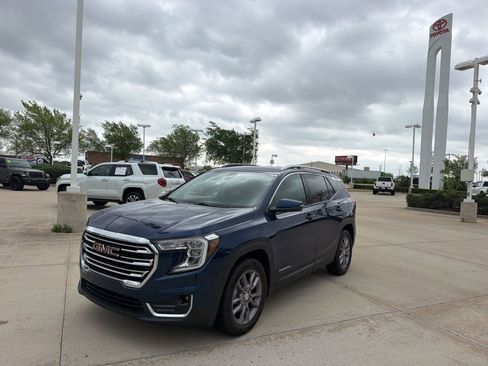 Used 2023 GMC Terrain SLT image 1