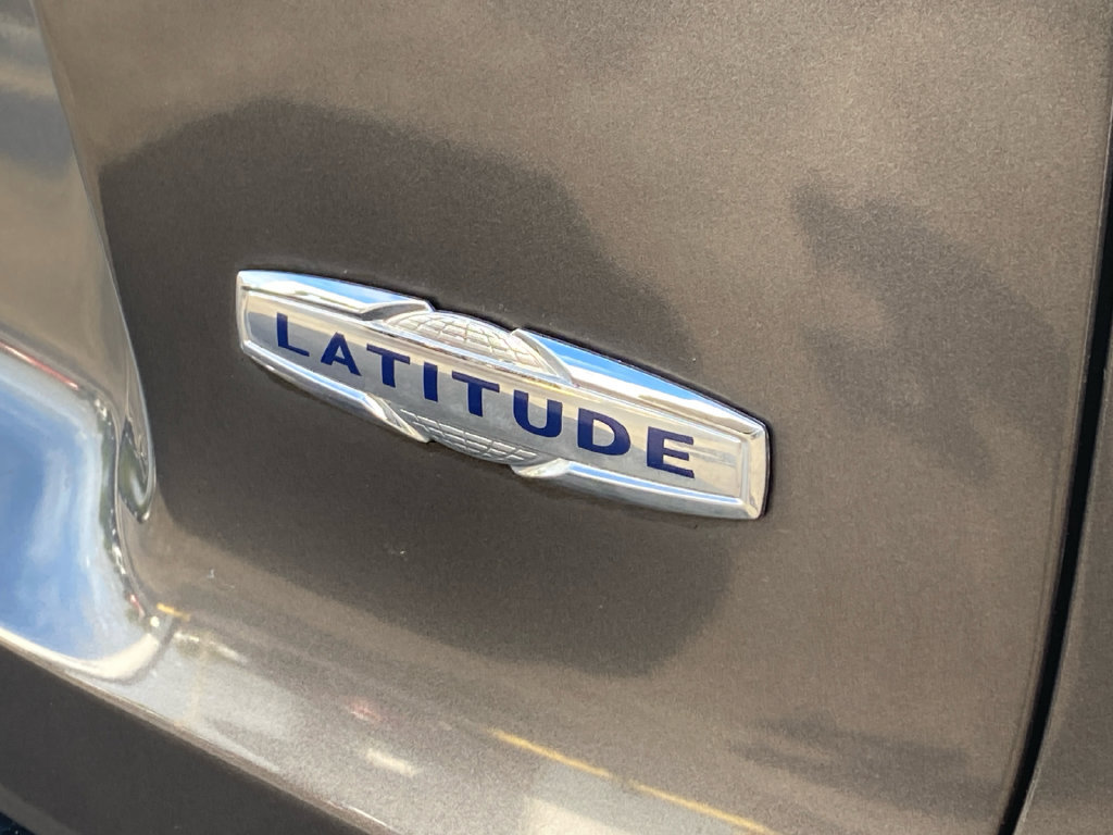 Used 2019 Jeep Cherokee Latitude Plus FWD image 29