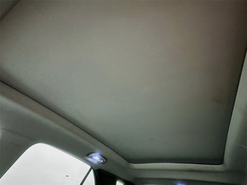 Used 2019 Chevrolet Equinox LT w/ Sun & Navigation Package image 23