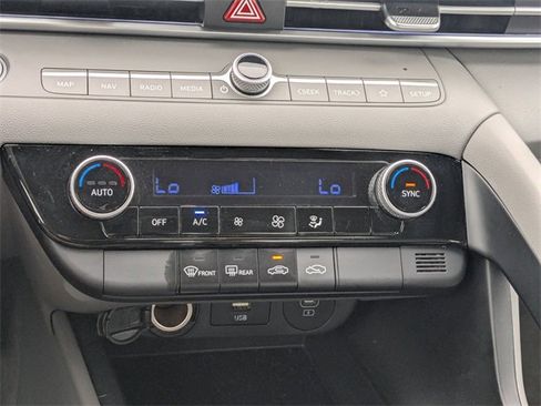 Used 2024 Hyundai Elantra SEL image 21