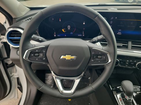 Used 2025 Chevrolet Trax LT w/ Driver Confidence Package FWD image 19