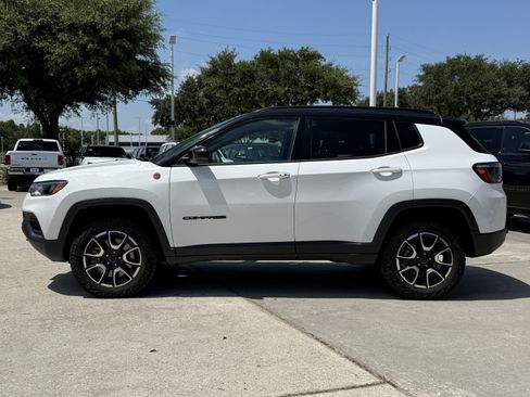 Used 2025 Jeep Compass Trailhawk AWD/4WD image 10
