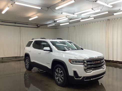 Used 2023 GMC Acadia SLT w/ Technology Package AWD/4WD image 3