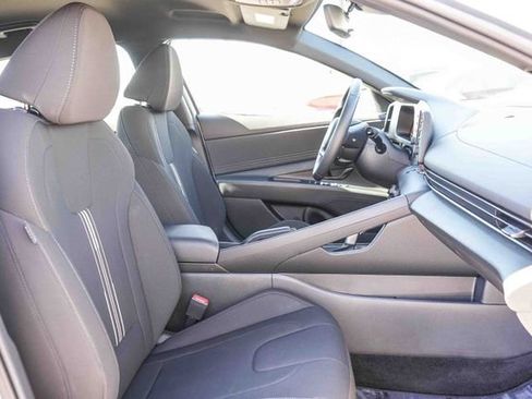 Certified 2025 Hyundai Elantra Sport image 17