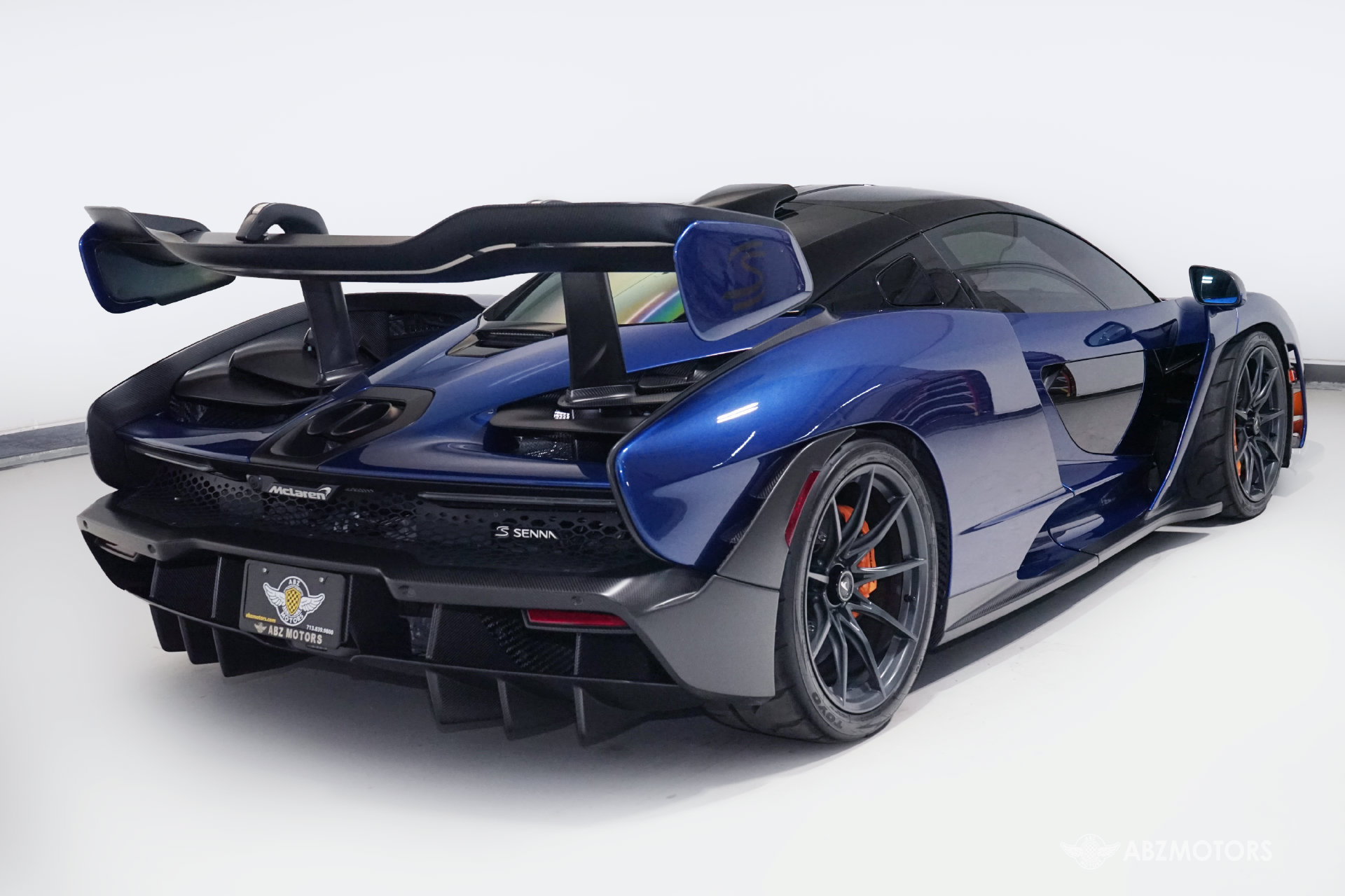 Used 2019 McLaren Senna RWD image 5