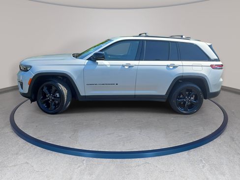 Used 2023 Jeep Grand Cherokee Limited w/ Black Appearance Package AWD/4WD image 8