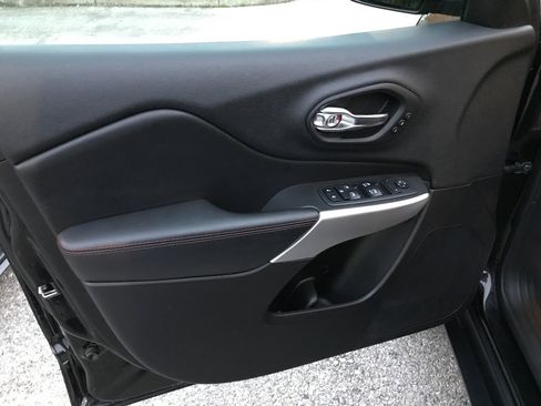 Used 2018 Jeep Cherokee Trailhawk w/ Quick Order Package 27L image 13