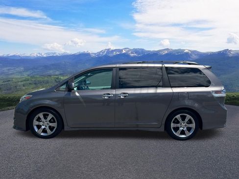 Used 2013 Toyota Sienna SE FWD image 3