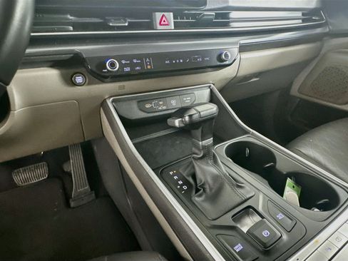Used 2025 Kia Carnival FWD image 25