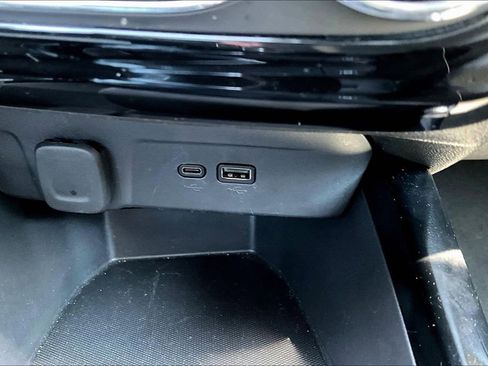 Used 2025 Chevrolet Trax LT FWD image 12