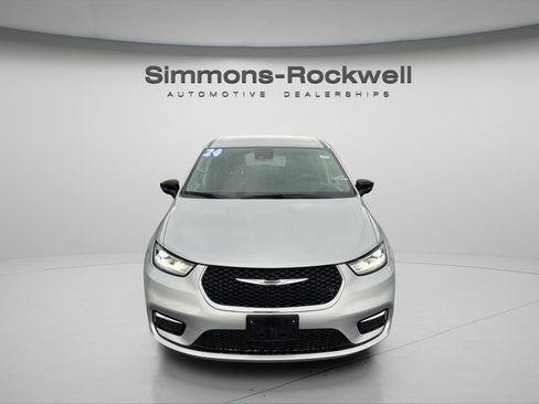 Used 2024 Chrysler Pacifica Touring-L FWD image 8