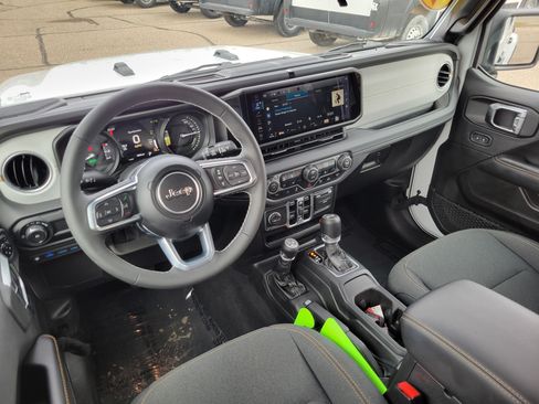 Used 2025 Jeep Wrangler Unlimited Sahara w/ Safety Group AWD/4WD image 18