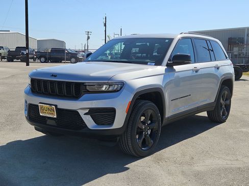 New 2025 Jeep Grand Cherokee Altitude image 7