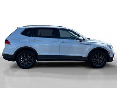 Used 2023 Volkswagen Tiguan SE w/ Panoramic Sunroof Package FWD image 6