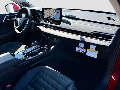 New 2025 Mitsubishi Outlander SE image 31