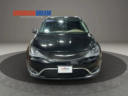 Used 2017 Chrysler Pacifica Limited w/ Tire & Wheel Group FWD image 7