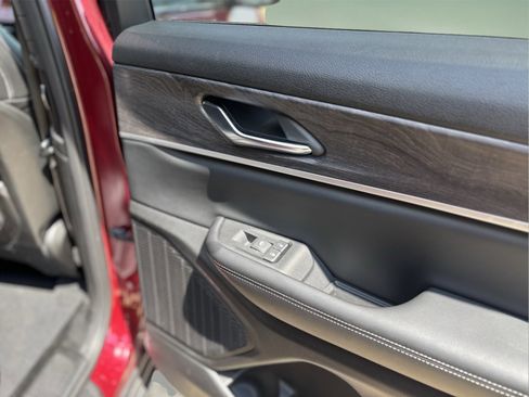 Used 2024 Jeep Grand Cherokee L Limited image 17