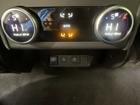 Used 2025 Land Rover Discovery Dynamic SE image 26