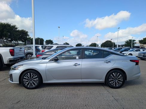 Used 2024 Nissan Altima 2.5 SV FWD image 3