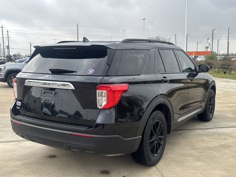 Used 2023 Ford Explorer XLT image 11