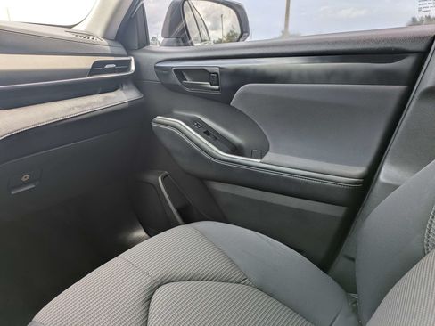 Used 2022 Toyota Highlander LE FWD image 20