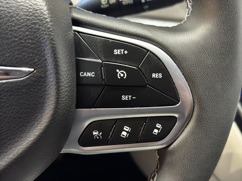 Used 2023 Chrysler Pacifica Touring-L image 27