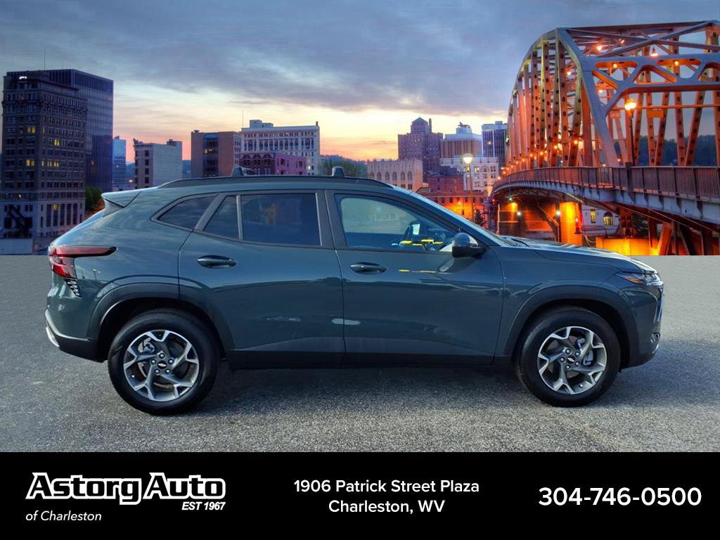 Used 2026 Chevrolet Trax LT w/ LT Convenience Package FWD image 2
