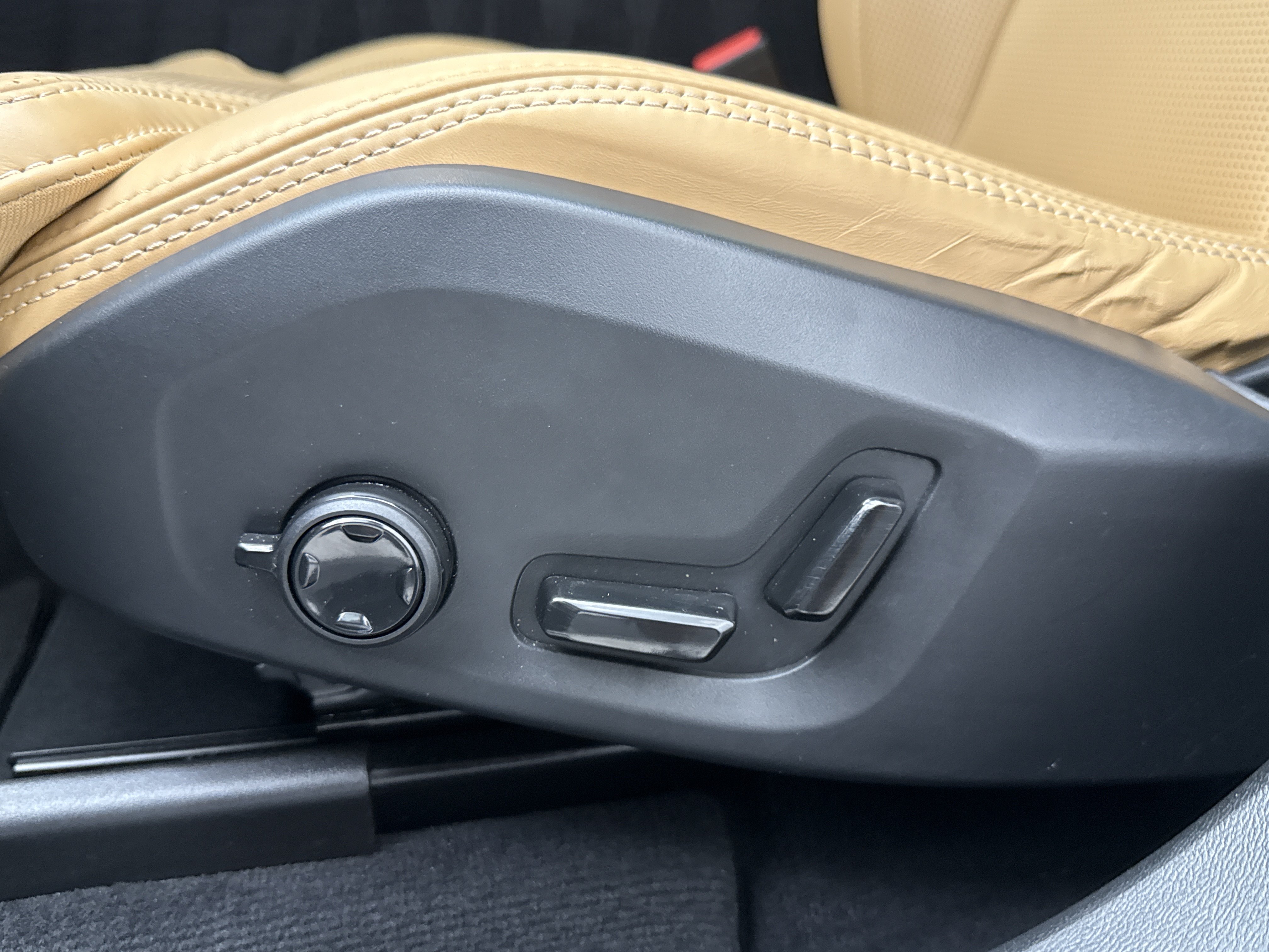Certified 2024 Volvo XC60 B5 Ultimate w/ Protection Package Premier AWD/4WD image 28