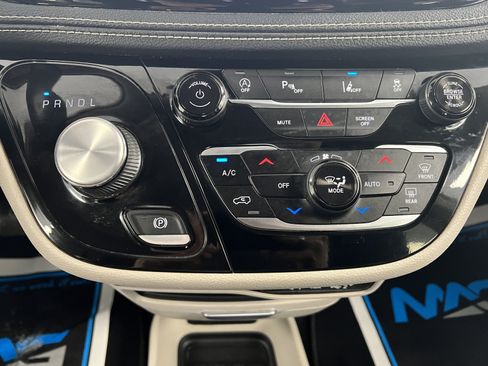 Used 2023 Chrysler Pacifica Touring-L FWD image 22