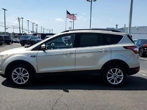 Used 2017 Ford Escape SE w/ Equipment Group 201A image 4