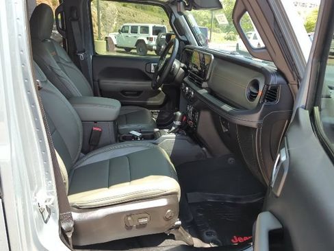Certified 2025 Jeep Gladiator Mojave AWD/4WD image 19