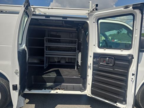 Used 2016 Chevrolet Express 2500 RWD image 12
