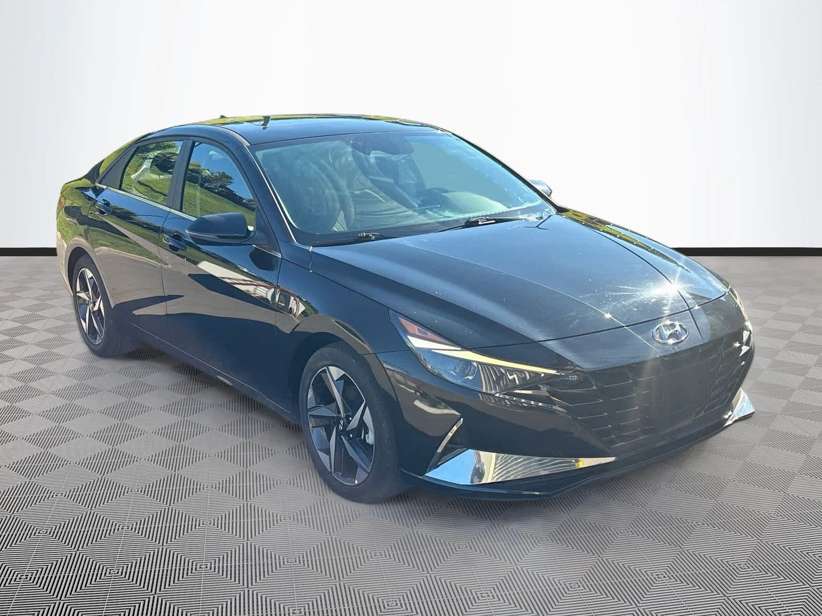 Used 2022 Hyundai Elantra SEL w/ Convenience + Premium Package FWD image 3