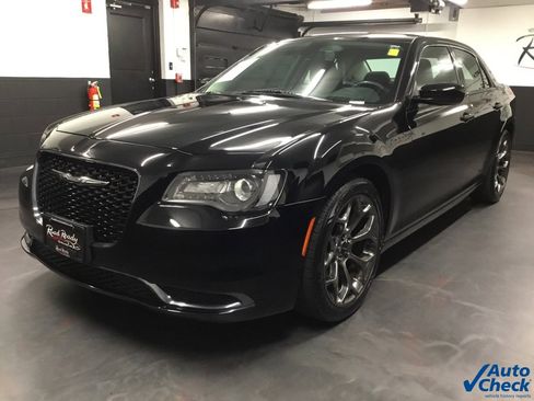 Used 2018 Chrysler 300 Touring w/ Sport Appearance Package image 5