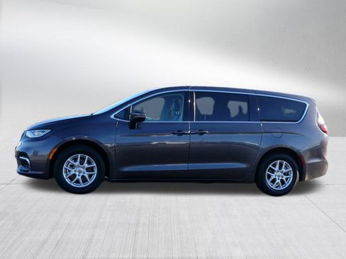 Used 2023 Chrysler Pacifica Touring-L image 6