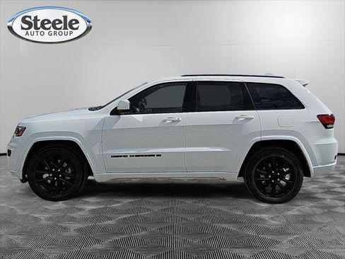 Certified 2022 Jeep Grand Cherokee Laredo X RWD image 2