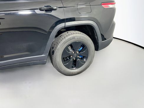 Used 2022 Jeep Grand Cherokee Limited w/ Luxury Tech Group II image 31